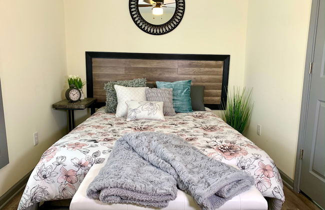 The Eastside Manor - Private Yard & Parking, Near Falls & Casino by Niagara Hospitality - Photo 10