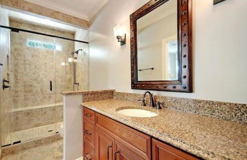 Backyard Oasis- Steps 2 Beach, Private Pool & Bar, Sleeps 16, 7 Bedrooms 5 and a half bathrooms "The Lucky Penny" - Foto 25