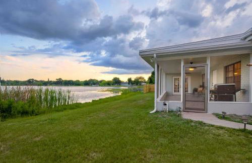 Hook, Line and Leisure Lakefront Gem with Porch! - Foto 1