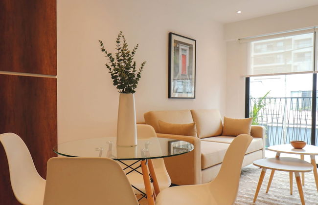 w Sophisticated 2BR With Balcony in Miraflores - Photo 1