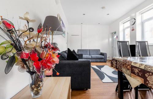 Group Friendly 2 Bed 2 Bath FREE PARKING for 2 Large Vans or up to 4 Cars Zone 2 Sleeps 10 Close to Central London and Zone 2 tube station - Photo 6
