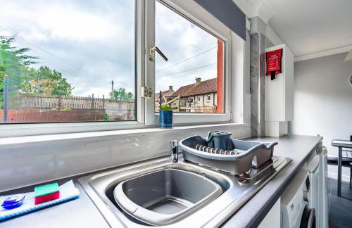 Scotia House -3 bed house in Larkhall with private driveway - Photo 13