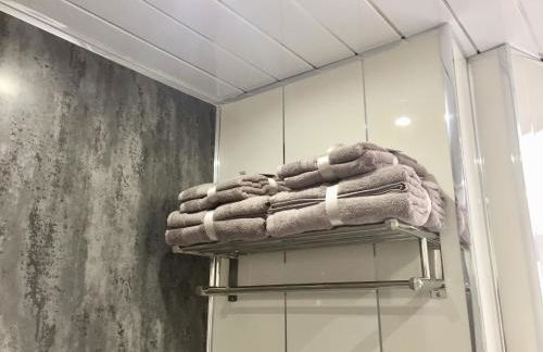 RIVER CLYDE VIEWS - PRIVATE & SPACIOUS APARTMENT - Photo 25