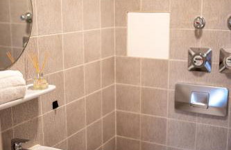 Platz für 8 Pers - C4S Come4Stay Monteure "InnArt" Boxspringbett Einzelbett Töging am Inn, Parkplatz, WLAN, Balkon, Smart TV, voll ausgestatteter Küche, Waschmaschine - Foto 18