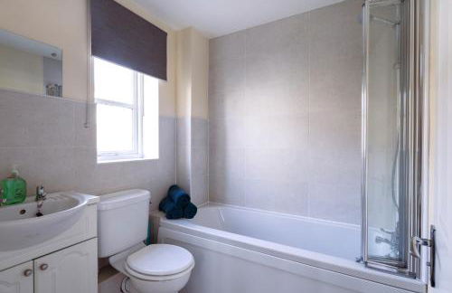 Guildford Townhouse with Parking - Foto 17