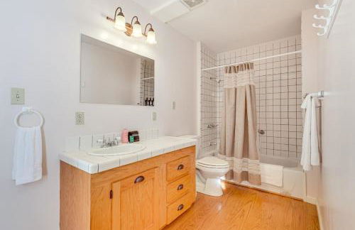 Family Home with Game Room and Decks in Etlan! - Foto 30