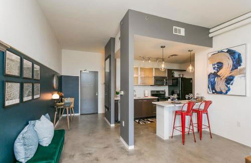 Mid Century Modern Downtown Condo | 30+ Night Min - Foto 70