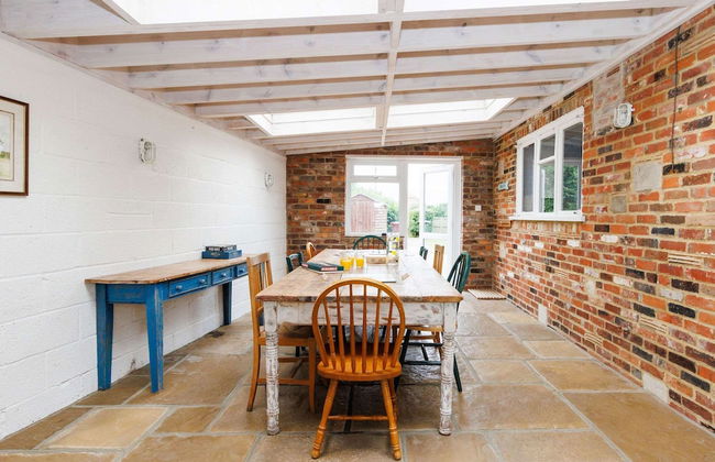 Charming Beach Getaway - Spacious 4BR Sunny Garden - Foto 9