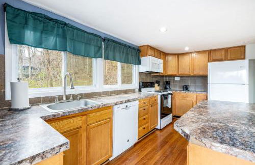 Hot Tub, Wraparound Deck, & WiFi at Chalet Cabin - Foto 11