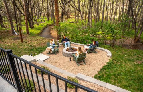 Riverside Luxury Cabin with Hot Tub, Fire Pit, Patio, by Forest & Peak Retreats - Foto 12
