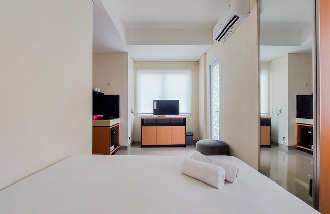 Homey And Comfort Studio Apartment At B Residence - Foto 14