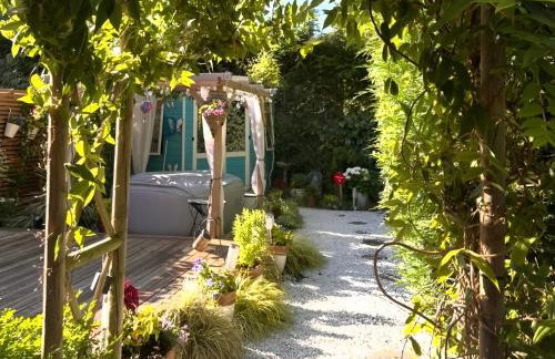 Cosy Garden Accommodation, Private Hot Tub & Four Poster Bed - Photo 1