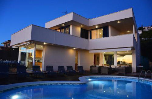 Villa Med A 2 kilometros andando de la playa, del puerto de Aguadoç y a 4 del centro de Sitges Muy Soleada todo el dia Capacidad superior a 16 personas NO REQUIERE COCHE - Foto 42