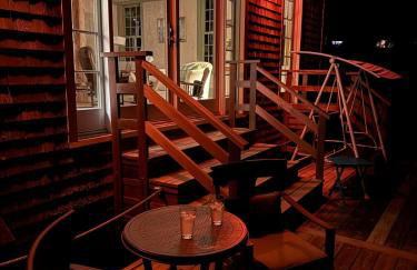 More Boathouse than Lakehouse - Foto 12