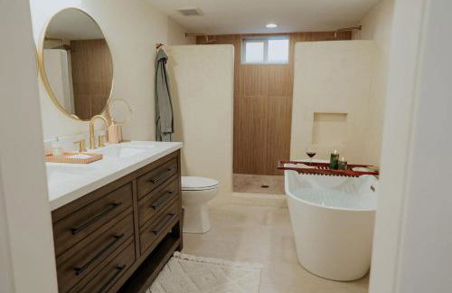 The Charlotte House With Soaking Tub, Arcade Game, Firepit - Foto 9