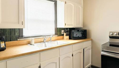 King Bed with Bunkbed Room - Gallatin Stays - Foto 4