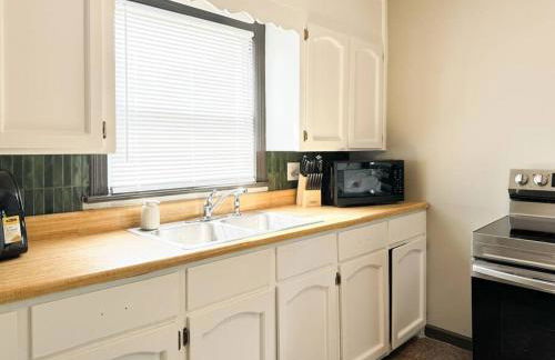 King Bed with Bunkbed Room - Gallatin Stays - Foto 4