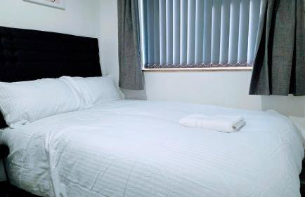 Modern 3 Bed House with Parking for Families and Contractors - Foto 17