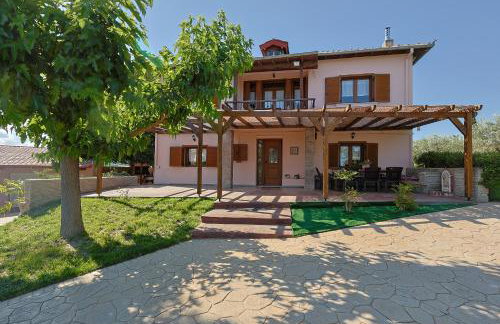 VILLA PEPONI Spacious Traditional Villa with Garden - BBQ & Private Parking - Photo 1