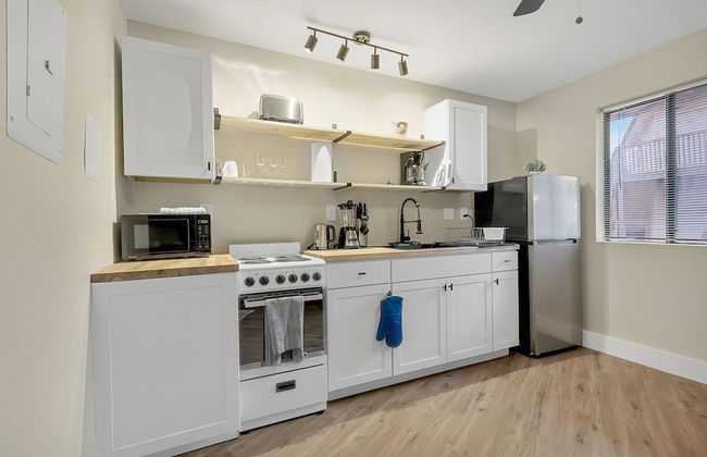 Modern Studio Apartment With Queen Bed - Photo 10