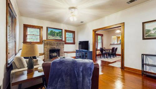 Walkable 1900s Home with Porch in Downtown Buda - Foto 4