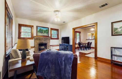 Walkable 1900s Home with Porch in Downtown Buda - Foto 4