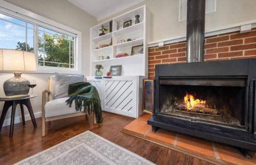 6-min walk to Lake - Home w/Fire-Pit & Pool Table - Foto 17