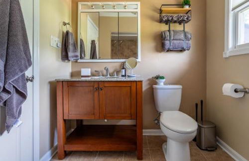 Entire Home on the water, 2 kayaks, Game room, Firepit, BBQ grill, Netflix WiFi - Foto 35