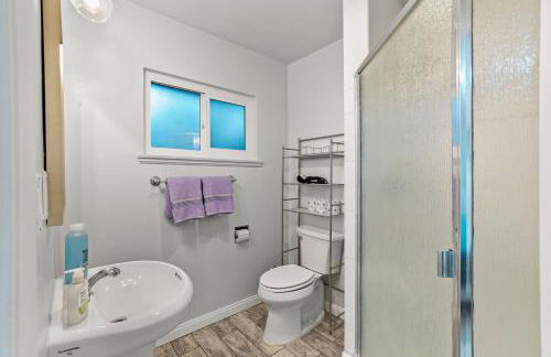 Entire Private Home with 4 Bedrooms 2 Bathrooms, Spacious, Lux King Bed, Ranch Style, Prime Area, Available Now - Photo 34