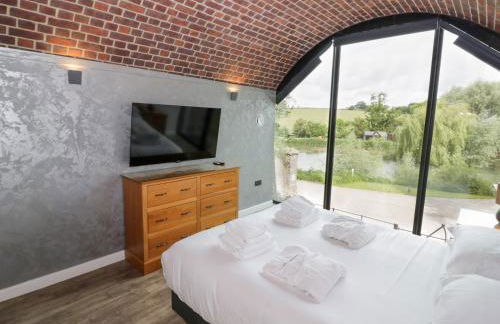 The Tunnel at Bridge Lake Farm and Fishery - Foto 15