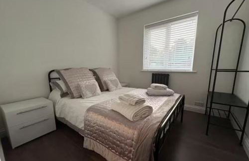 Spacey 2-Bedroom Apartment in Harefield, North West London - Photo 5