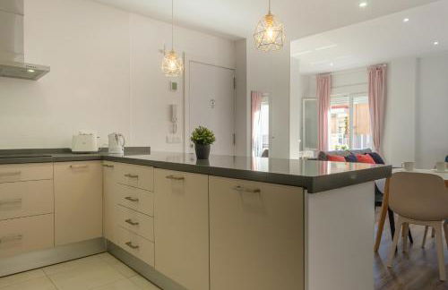 Modern, Stylish & Comfortable Apartment - Photo 11