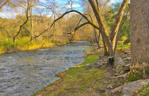 Water's Edge, Covered Porch, Deep Creek as your Backyard Haven, Hot Tub, Pool Table, Fire Pit, Close to Town & Entrance to National Park - Foto 43