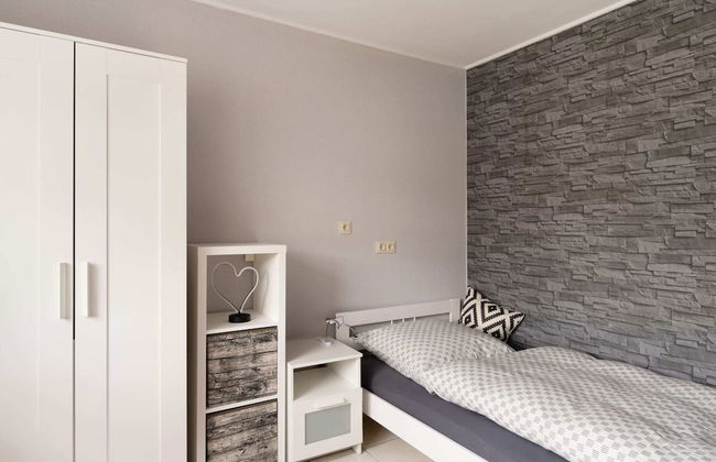 Garden Retreat With Pond View - Photo 3