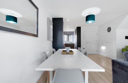 Modern 4 Bedroom House With Parking in Farnham Royal, Slough By 360stays - Foto 12