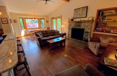 O8 Renovated Forest Cottage Townhome with great Mt Washington views fast wifi Walk to skiing - Foto 56
