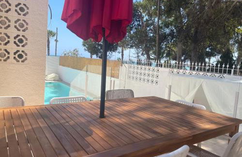 Villa en primera línea de mar con piscina privada - Foto 12