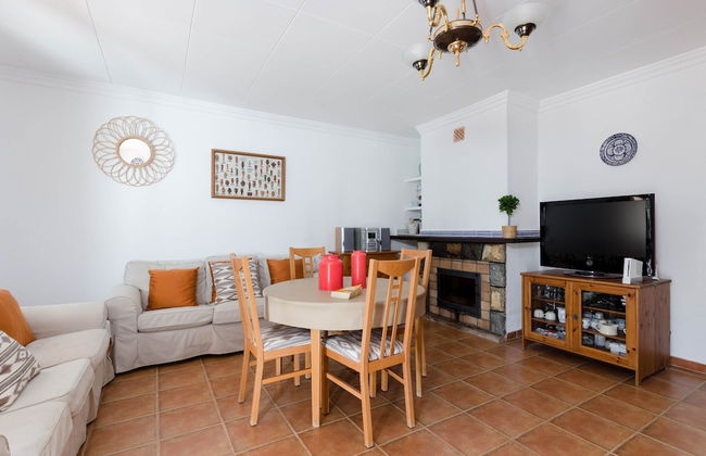 Private Villa With Inviting Space - Photo 13