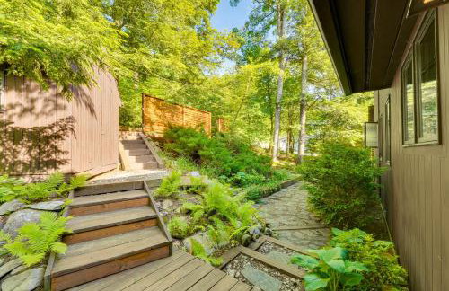 Waterfront Lake George Lodge with Boat Dock and Deck! - Foto 31