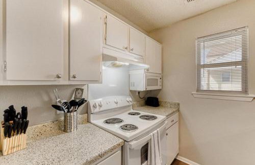 Serene King Suite Getaway - Sleeps 4 - Pool, Pkg - Foto 12