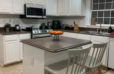 5BR Retreat Nature and Access Laurel MD - Foto 18