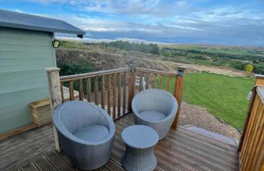 Oakley View Shepherds Hut with hot tub - Photo 8