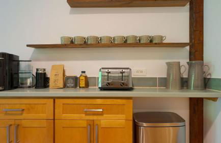 Historic Barn Retreat w Pool Pond Views Longview Pond Lodge by AvantStay - Foto 18