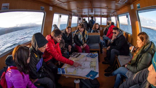 Paseo en yate por el Canal Beagle + Trekking por isla Bridges - Foto 3