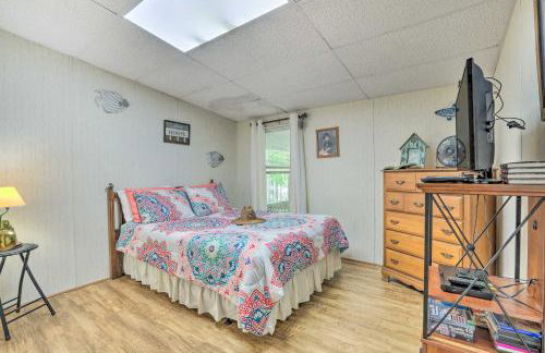 Waterfront Sparta Gem with Fire Pit and Kayak! - Foto 21