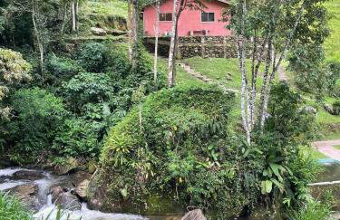 Casa com rio privado passando na frente e cercada por belas montanhas e piscina natural Estrada pavimentada até o estacionamento - Foto 1