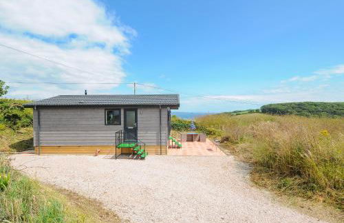 Midway Lodge - Photo 2