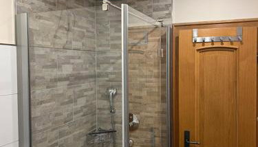 BERGSUCHT-Ruhpolding, Traumlage am sonnigen Südhang, kostenlose Parkplätze, schnelles WLAN, ruhige Sackgasse, NETFLIX inklusive - Foto 5, Shower