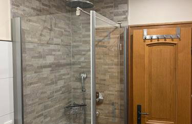 BERGSUCHT-Ruhpolding, Traumlage am sonnigen Südhang, kostenlose Parkplätze, schnelles WLAN, ruhige Sackgasse, NETFLIX inklusive - Foto 5