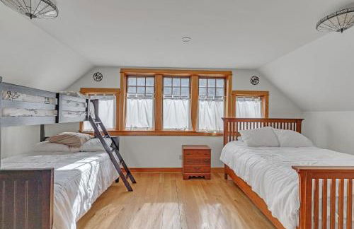 Charming Country 4BR Retreat with Riverfront Views cabin - Foto 19